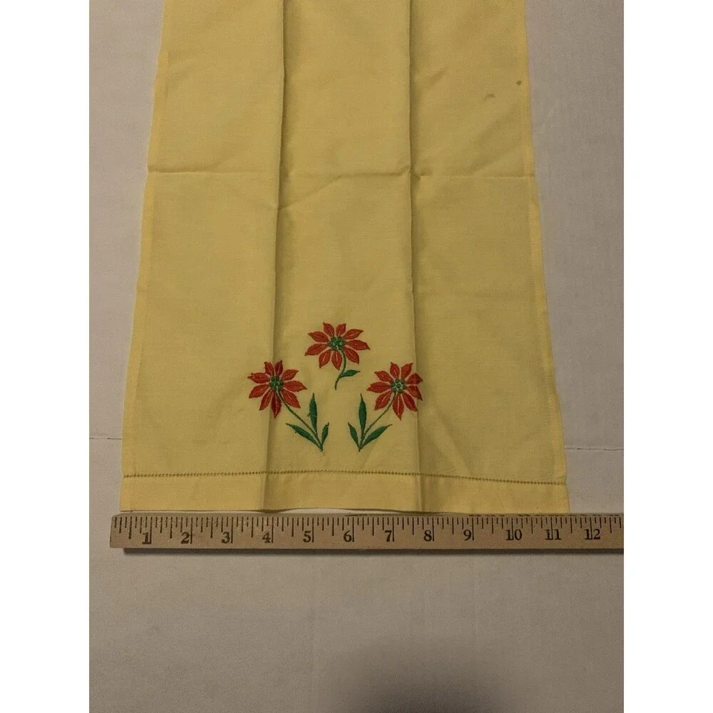 Pair Of Vintage Hand Tea Guest Towels Christmas Poinsettia Embroidered 11” X 19”